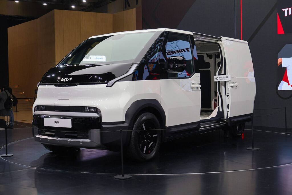 2025 서울모빌리티쇼에 전시된 기아 PV5 카고 밴