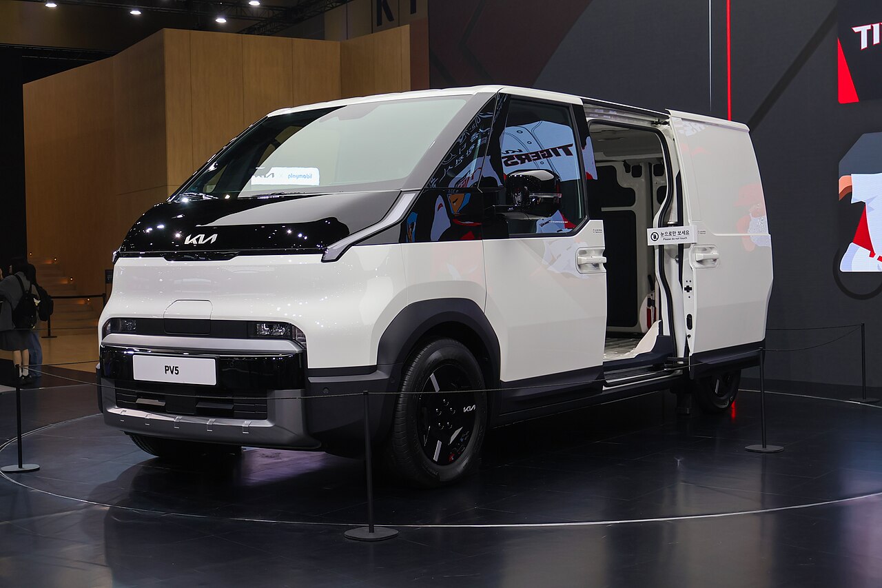 2025 서울모빌리티쇼에 전시된 기아 PV5 카고 밴