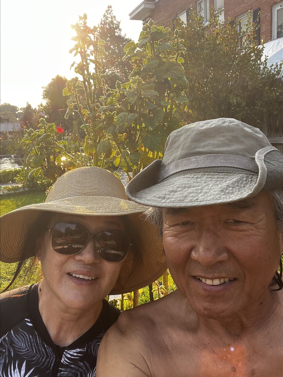 라바 핫 스프링스 온천을 배경으로 선 예술사랑 김성일 부부