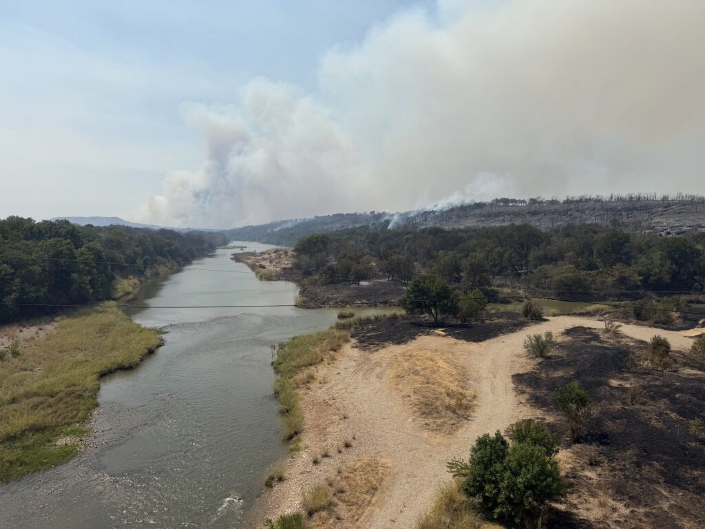텍사스 포섬킹덤 호수 인근 로스 화재 연기 기둥과 탄 언덕, 2026년 8월 25일. Texas A&M Forest Service / InciWeb (L. Kanclerz).
