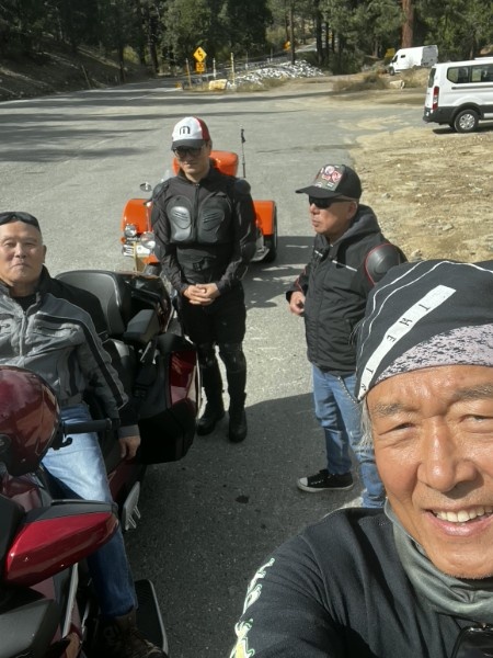 오토바이 곁에 함께 모인 네 명의 라이더